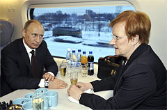 Presidentti Tarja Halonen ja pääministeri Vladimir Putin keskustelivat junamatkalla Pietariin. Kuva: Lehtikuva